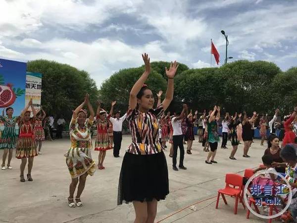 　　演员在台上跳，群众在台下也跳