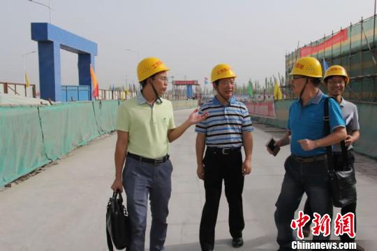 广东东莞援疆干部胡平（左二）检查援疆项目　李映民　摄