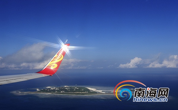 　　一架从海口飞往永兴岛的民航飞机在永兴岛上空。海报集团全媒体中心记者 宋国强 摄