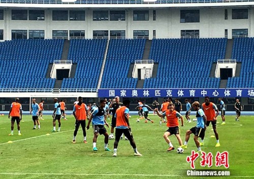 曼城球员进行抢圈训练。中新网记者王牧青摄