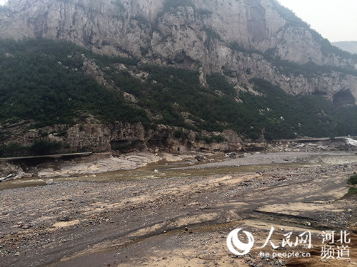 图为井陉县小作镇南石门村受暴雨灾害严重,通向村内的主道路已被冲毁