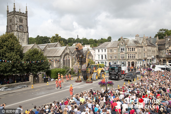 　　当地时间2016年7月25日，英国塔维斯托克，高达12米的巨型机械人偶亮相，纪念康沃尔和西德文采石遗迹景观列入世界遗产名录10周年。图片来源：视觉中国