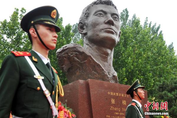 中国武警忠诚卫士张楠烈士塑像在沧州市烈士陵园落成
