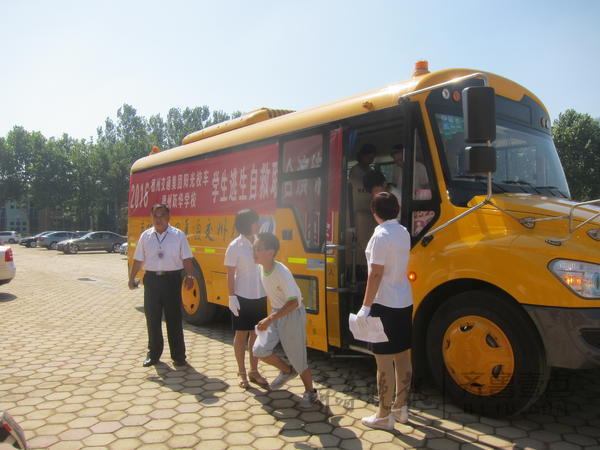 图片说明：德州交通集团阳光校车携手跃华学校开展学生逃生自救联合演练。