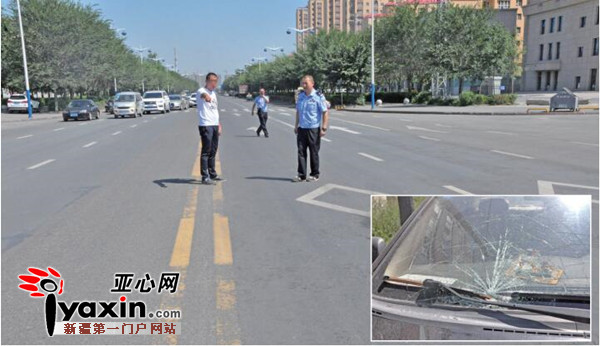 大图:肇事司机(左一)指认现场。小图:肇事车辆挡风玻璃碎裂。图由交警大队提供