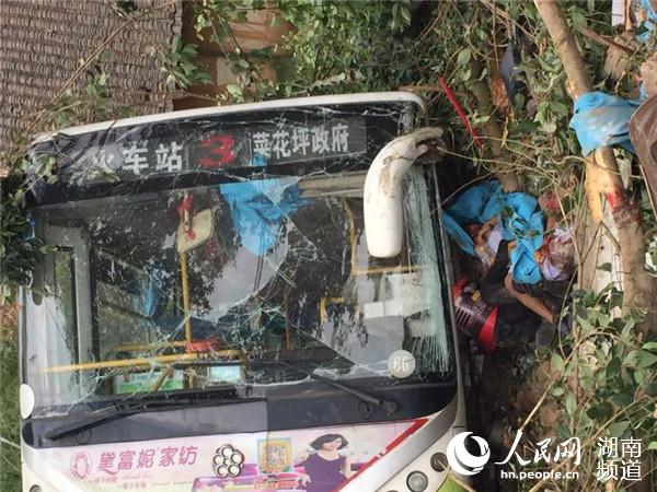 湖南攸县酒埠江景区发生交通事故 2人死亡 29