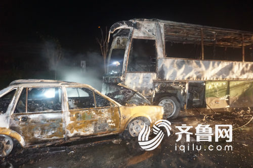 日照小伙酒驾撞上路边停放车辆引发火灾 两车