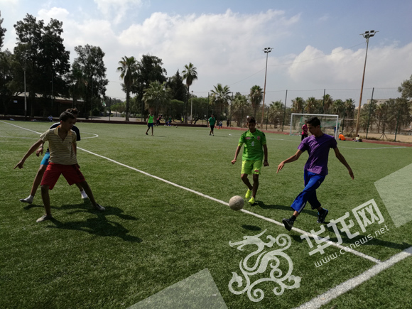 阿尔及利亚足球氛围浓厚，随处可见踢球的孩子。记者 伊永军 摄