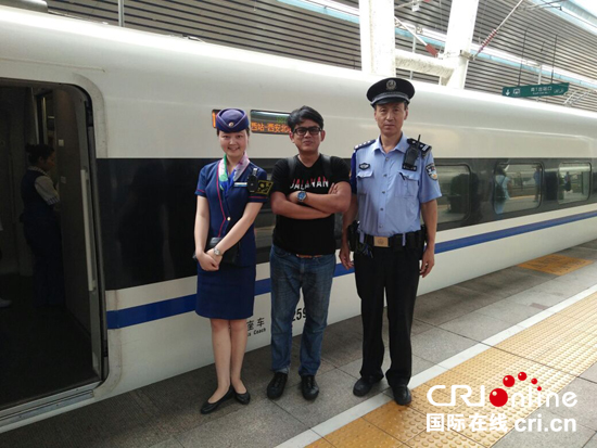 记者与高铁乘务员及铁路警察合影
