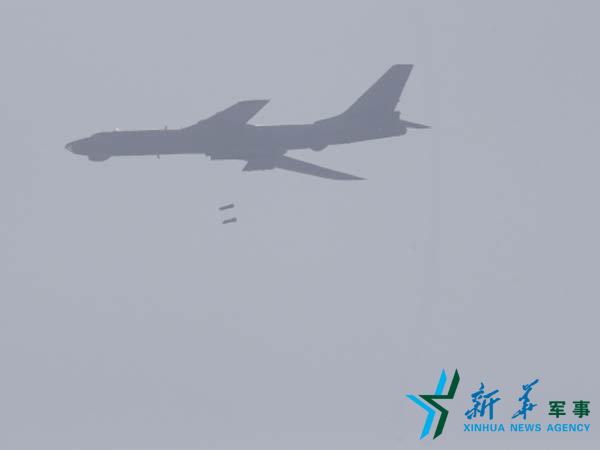 一架参考飞机凌空投下两枚考核炸弹。张海深 摄