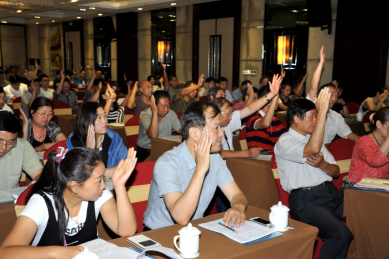 代表们现场表决会议提案