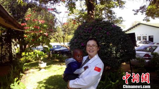 孙健在赞比亚医疗援助一年。　第85医院提供 摄