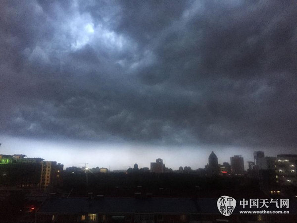 7月27日下午，北京遭遇雷雨天气，天空瞬间被乌云笼罩。