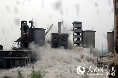 图为秦皇岛市抚宁水泥厂爆破现场。