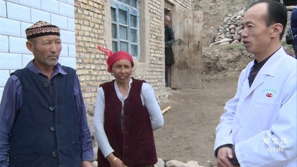 　　江江doctor走访了解村民的健康状况。
