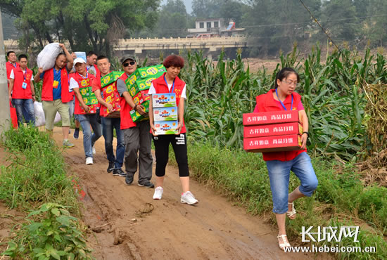 志愿者将生活物资送到受灾严重的家庭。
