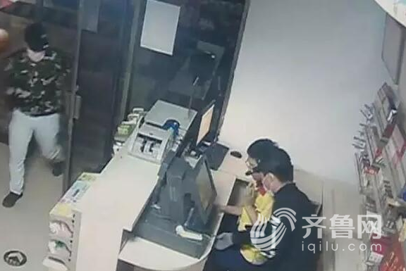 凌晨3点27分，潍坊寒亭区加油站里一位收银员正在打盹儿，突然两位带着口罩和手套的的陌生人突然闯入，一个拿着枪，一个拿着匕首。