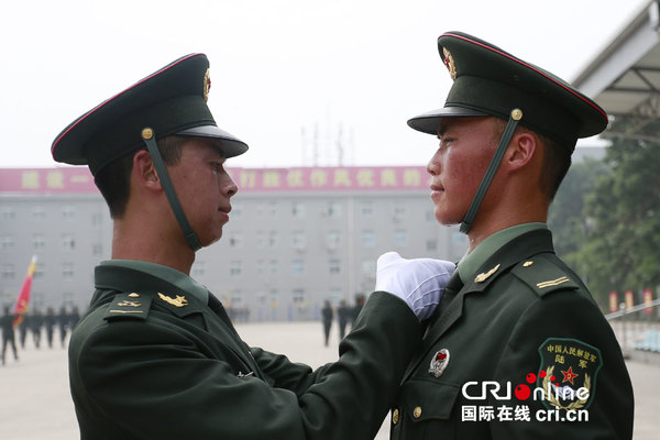 　　三军仪仗队士兵刻苦训练 摄影：沈湜