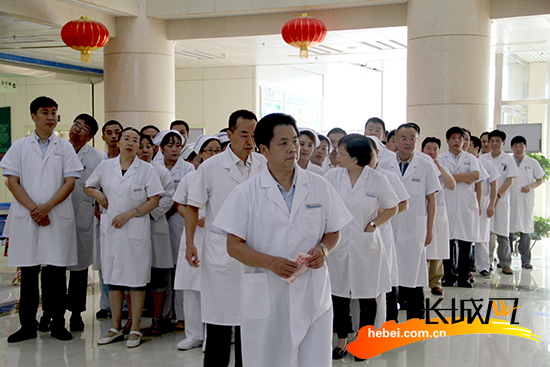 河北省胸科医院全人员排队捐款。 河北省胸科医院供图