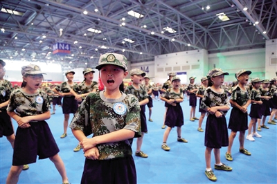 千名青少年体验军事夏令营 当小军人小交巡