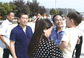 7月31日上午，被绑架的孩子回到亲人怀中。