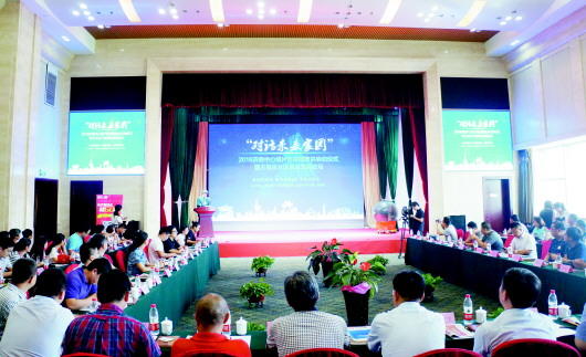 7月29日,“对话未来家园”济南中心城片区控规宣讲活动启动,首站走进王官庄片区。齐鲁晚报·齐鲁壹点记者　陈文进　摄