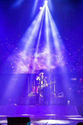 许魏洲曼谷演唱会唱泰文歌 粉丝提前一天夜排