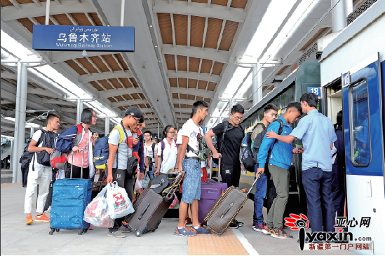 昨日,乌鲁木齐站,来自全疆各地的内地重点班学子乘坐Z70乌鲁木齐至北京的列车。 亚心网首席记者 张万德 摄
