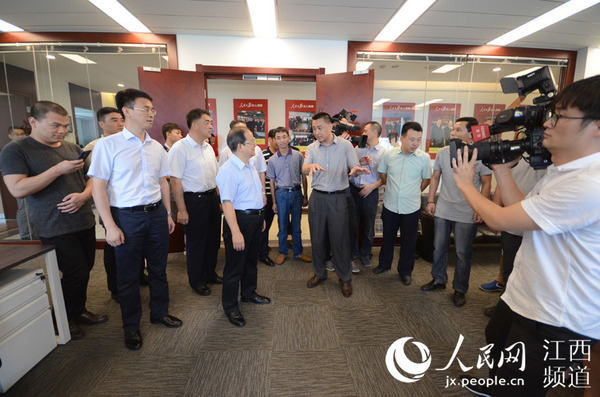 8月2日上午,江西省委书记鹿心社来到人民日报社江西分社调研,并在人民网江西频道看望了一线采编工作人员。