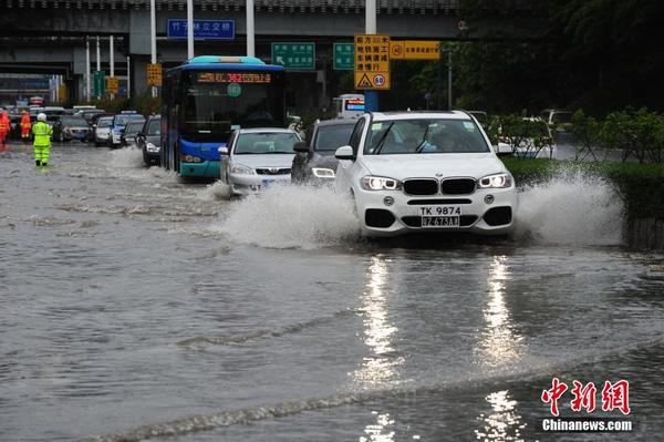 台风妮妲来袭 深圳部分路段积水交通受阻