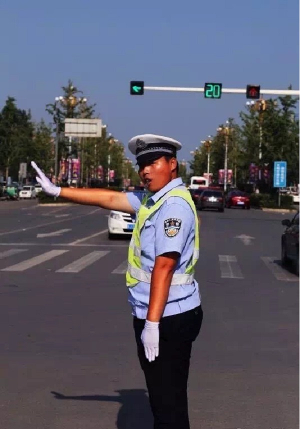 炎天暑月,濮阳市民为交警送去一片清凉_凤凰资讯