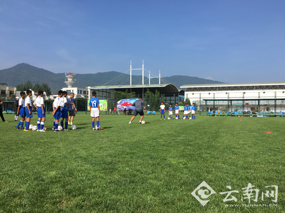 国青队教练给昆明小球员上课 场边大喊要球员