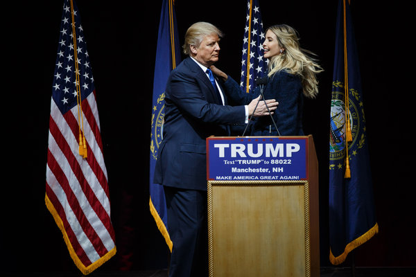 资料图片：伊万卡·特朗普和她的父亲在一场竞选集会上。
