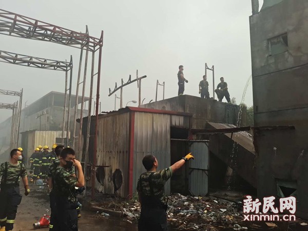 沪松江一垃圾场起火 消防奋战30小时倦了席地