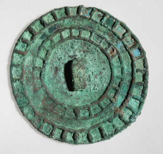 和静县莫呼查汗墓葬群遗址出土铜镜（网络图片）