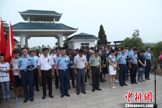 图为，部队官兵和烈士亲属凭吊烈士 张欢 摄