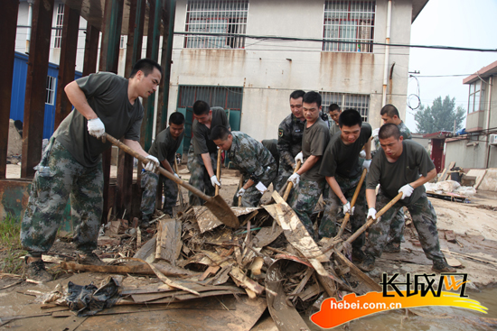 战士们在景家屯进行街道清理。刘派 摄