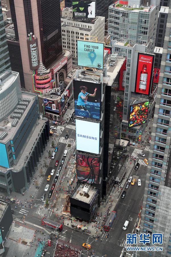 　　 8月6日拍摄的纽约时报广场“中国屏”。在里约奥运会开幕之时，纽约时报广场“中国屏”开始推出新华社系列奥运图片展播，这些精美图片点亮了“世界十字街头”，令路人驻足观看。新华社记者王迎摄