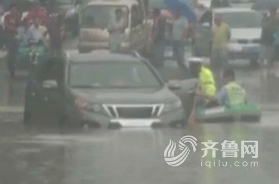 济南突降大雨女司机被困 交警开冲锋舟救援(图