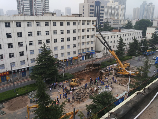 8月2日，坍塌现场正在施工。  本文图片均来自澎湃新闻记者明鹊