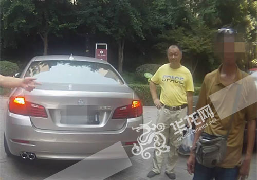 宝马车驾驶员和搬运工为10元钱运费争吵。九龙坡警方供图