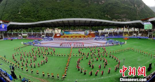 藏族同胞跳起欢快的歌舞喜迎艺术节。　刘忠俊 摄