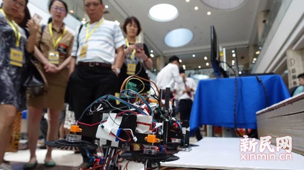 口袋实验室、楼梯清扫机 沪大学生脑洞大开玩