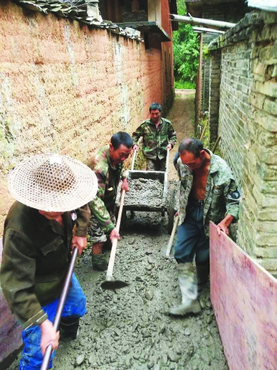 李昌元投资10万元给村里修路。