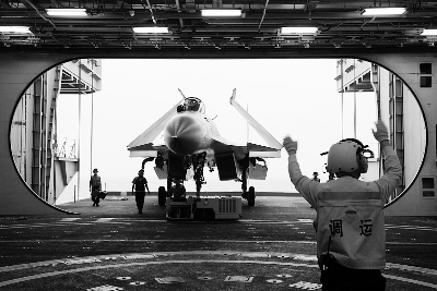 歼-15舰载战斗机通过升降机转运至辽宁舰机库 供图/视觉中国