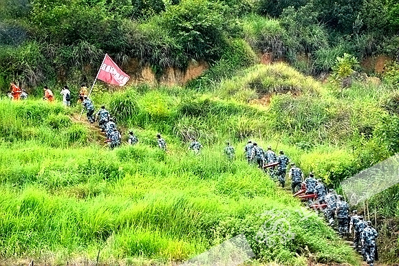 森林火灾演练现场,民办应急分队赶往模拟火场。记者 祝可 摄