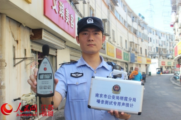 南京市公安局栖霞分局民警展示声学与振动测量仪。