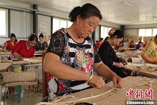 图为当地妇女在厂房里工作。 朱景朝 摄