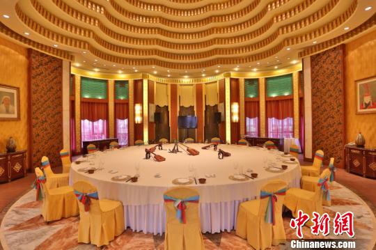 资料图片。图为内蒙古较为常见的蒙餐就餐环境。雅间的外形是圆形的蒙古包，墙壁上装饰有蒙古元素的艺术品，桌上也装点有蒙元特色摆件。　内蒙古饭店 摄