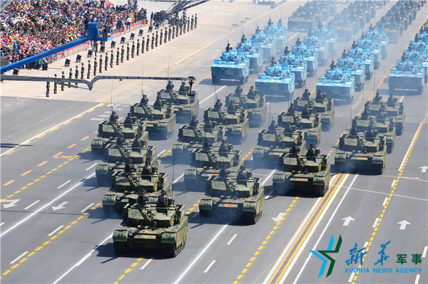 抗战阅兵，红军团作为装甲装备第一方队通过天安门